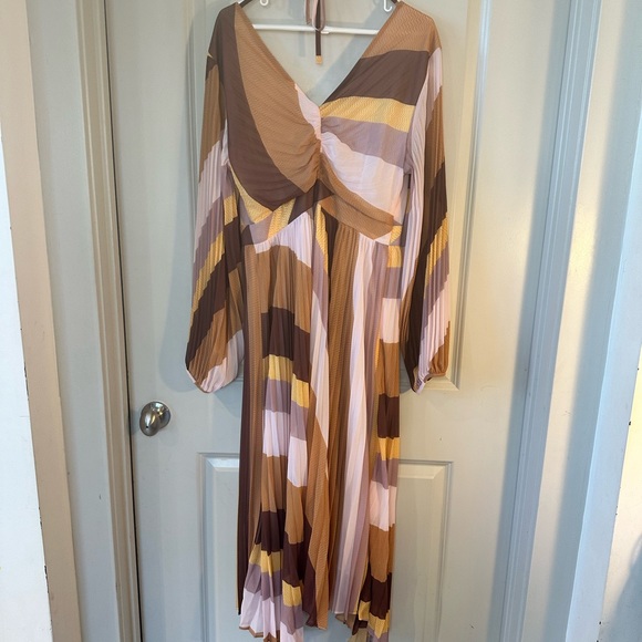 NWT MOTF PREMIUM PLEATED LIGHT FLOWY V-NECK Nude Tone Dress, size XL - Picture 12 of 12